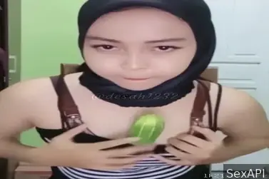 Jilbab Cantik Live Sodok Timun Gede, Memek Basah Squirt