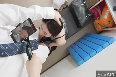 Secara bergantian memasukkan ayam ke dalam vagina teman sekelas yang cantik