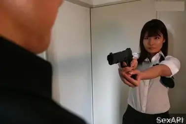 Sipir Cantik Digangbang Narapidana Brutal Ganas